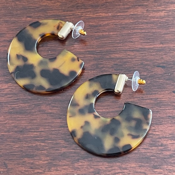 Tortoise shell cellulose acetate gold tone hoop earrings - Picture 4 of 5